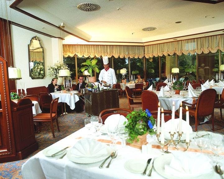มาริทิม โฮเต็ล บาด ฮอมบูร์ก Hotel บาดฮอมบูร์ก ฟอร์ แดร์เฮอเฮอ ร้านอาหาร รูปภาพ